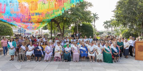 Red de Corazones Sabios participaron en los honores a la bandera en la Plaza Principal