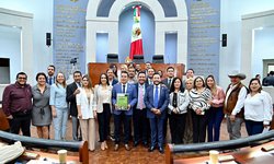 Gobierno estatal entrega documento del tercer informe de resultados al congreso