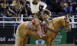 Se vive la charrería en la Arena Potosí