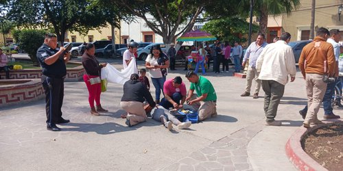 Mujer se desmayó en la plaza principal de Ciudad Fernández