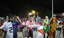 Inicia el Festival "Vive Xantolo Fernandense" con un colorido recorrido de huehues y academias de baile