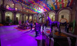 Visitantes admiran el monumental altar de muertos del Palacio de Gobierno