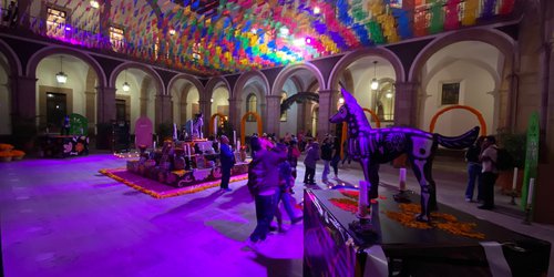 Visitantes admiran el monumental altar de muertos del Palacio de Gobierno