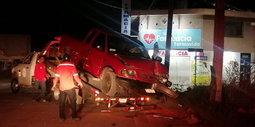 Carro se impacto contra luminaria y señalética vial ocasionó daños materiales al municipio