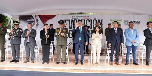 Ricardo Gallardo asiste al desfile conmemorativo de la Revolución Mexicana