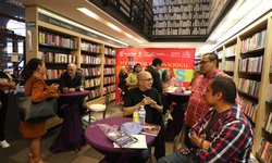 Cientos de admiradores se reúnen en la firma de libros de autores del XVII Festival Internacional Letras en San Luis