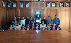 Equipo de béisbol infantil "Cachorritos" del Refugio entregan agradecimiento al alcalde de CDFDZ.