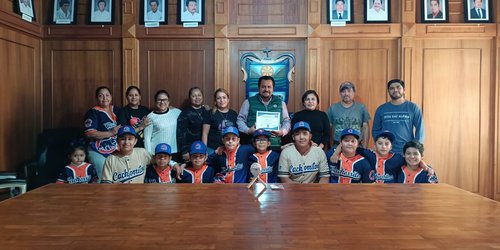 Equipo de béisbol infantil "Cachorritos" del Refugio entregan agradecimiento al alcalde de CDFDZ.