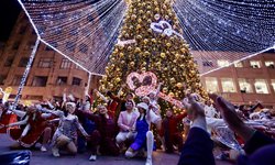 Alcalde Galindo enciende el monumental Árbol de Navidad