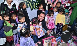 Niñas y niños de Mexquitic recibieron caravana de regalos navideños