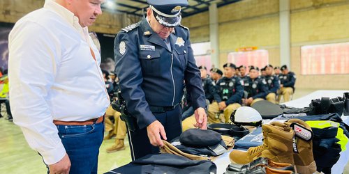 Entregaron uniformes nuevos, calzado especial y equipo táctico a policías municipales
