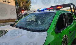Detienen a dos mujeres y un hombre por daños a patrulla, lesiones y delitos contra servidores públicos