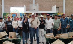 Ricardo Gallardo entrega apoyo a trabajadores del campo en Charcas