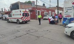 Mujer resulta lesionada tras derrapar en su motocicleta