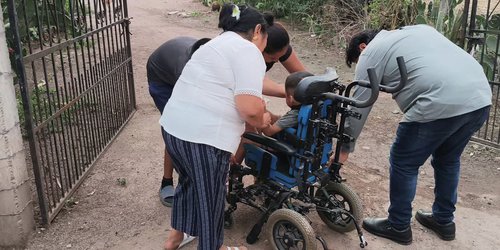 Entrega de silla de ruedas PCI en beneficio de un menor del barrio de Guadalupe