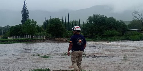 Monitorean niveles del río en Ciudad Fernández y cierran pasos por incremento de caudal