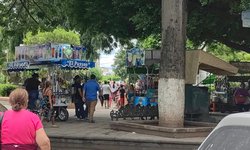 Proponen reubicación de ambulantes en la plaza