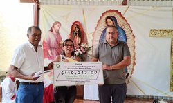 Alcalde entrega donativo de $110 mil a parroquia de Lagunillas