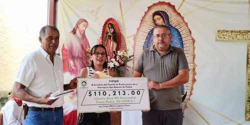 Alcalde entrega donativo de $110 mil a parroquia de Lagunillas