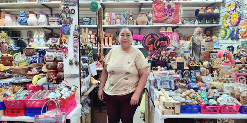 María Susana mantiene vivas las tradiciones mexicanas con artesanías en el mercado Cristóbal Colón