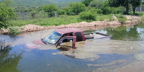Camioneta se hundió en la presa de San Diego