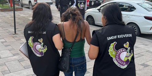 Brinda apoyo a mujer en crisis en Plaza Principal de Rioverde