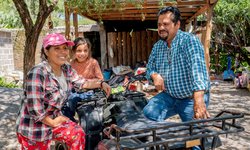 Gobierno Municipal apoya a familia del Mosco con reparación de su medio de transporte