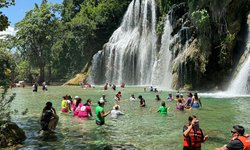 Adultos mayores disfrutan hidroterapia en las cascadas de Tamasopo