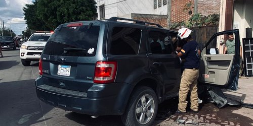 Choque lateral deja tres personas lesionadas en Ciudad Fernández