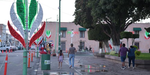 Soledad inicia festejos patrios con iluminación y adornos en Plaza Principal