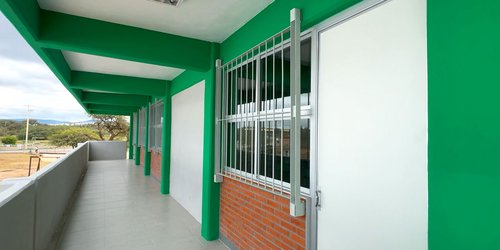 Gobierno entrega aulas y cancha multiusos en Villa de Pozos