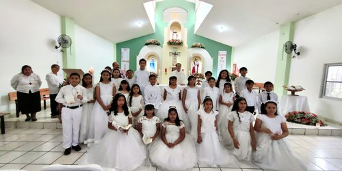 25 niñas y niños reciben su Primera Comunión en la fiesta patronal de San Rafael Arcángel