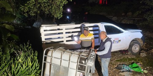 Volcadura en Santa Catarina deja dos hombres sin vida