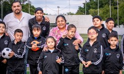 DIF Municipal entrega uniformes al equipo infantil “Cebollitas Down”