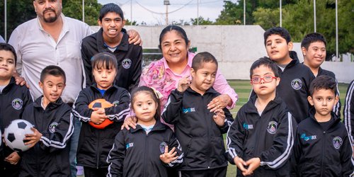 DIF Municipal entrega uniformes al equipo infantil “Cebollitas Down”