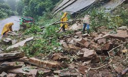 Gobierno Estatal retira derrumbes por lluvias en carreteras