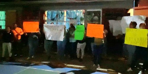 Padres de familia del Jabalí se manifiestan en apoyo a directora de primaria