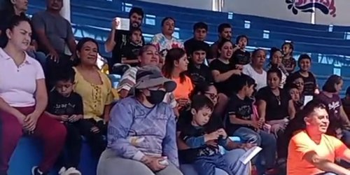 Llevan a niños de Tamasopo a recibir delfinoterapia en Silao, Guanajuato