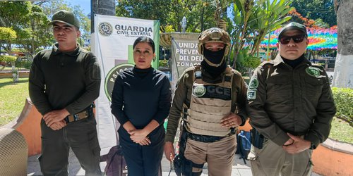 Guardia Civil se acerca con jóvenes y difunde sus servicios en la plaza de Río