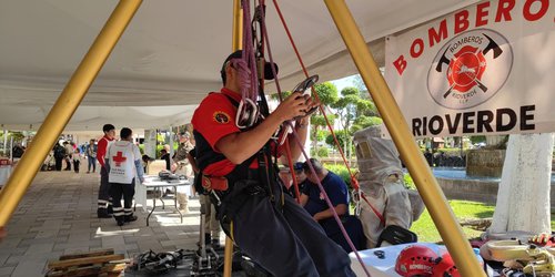 Bomberos refuerzan capacitación en rescate vertical y alertan por riesgos en pozos y espacios confinados