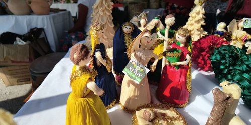 Artesanas de Ciudad del Maíz elaboran nacimientos y figuras navideñas con hoja de maíz