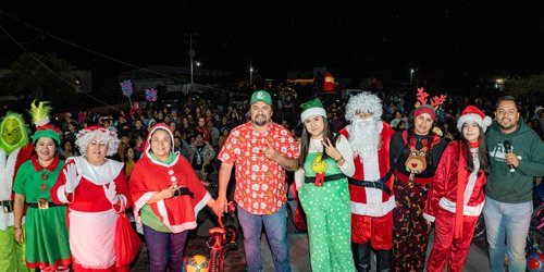 Presidente Rodolfo Loredo encabeza Caravana Navideña y encendido del árbol en Ojo de Agua de Solano