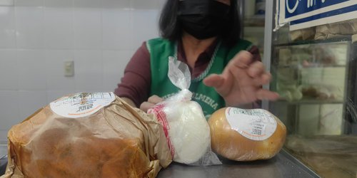 Doña María Montalvo preserva la tradición quesera en el mercado con más de dos décadas de experiencia
