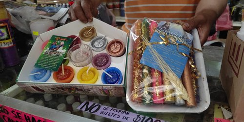 Velas, inciensos y amuletos, lo más solicitado para cerrar el año en el Mercado Colón