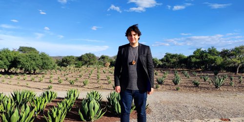 Diseñador fernandense destaca su obra por versatilidad, iconografía potosina y profesionalismo