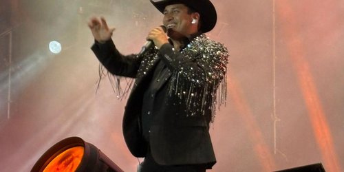 Julión Álvarez firma una noche de romanticismo en la Arena Potosí