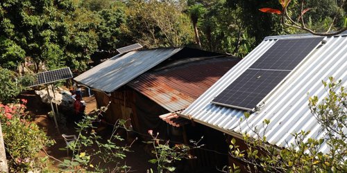 Paneles solares transforman vida de familias en la sierra de Xilitla