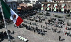 Ricardo Gallardo llama a honrar a la patria en el Día de la Bandera