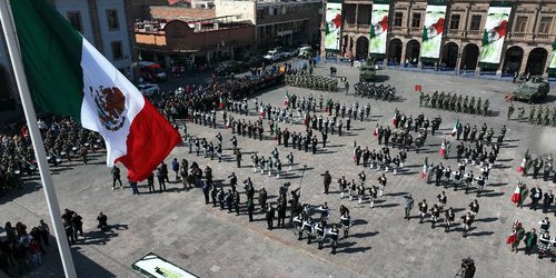 Ricardo Gallardo llama a honrar a la patria en el Día de la Bandera