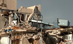Suman 10 muertos por derrumbe de edificio en Miami hay 151 desaparecidos